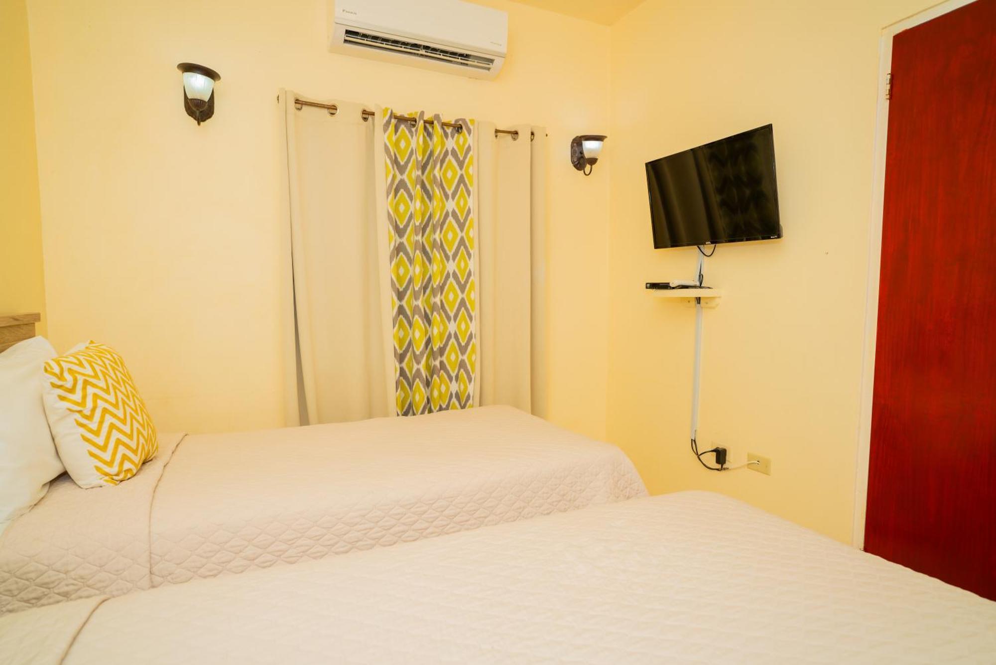 Connie'S Comfort Suites St. John's Екстер'єр фото