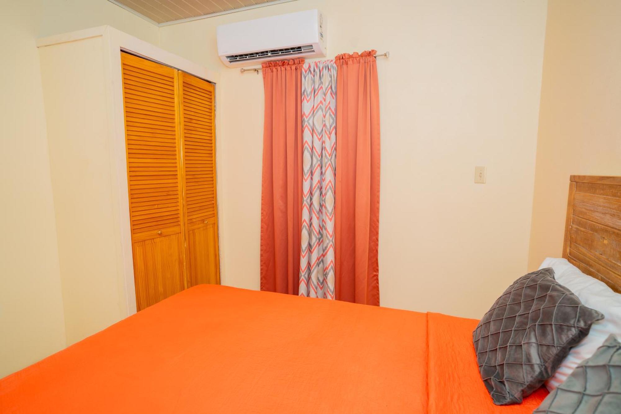 Connie'S Comfort Suites St. John's Екстер'єр фото