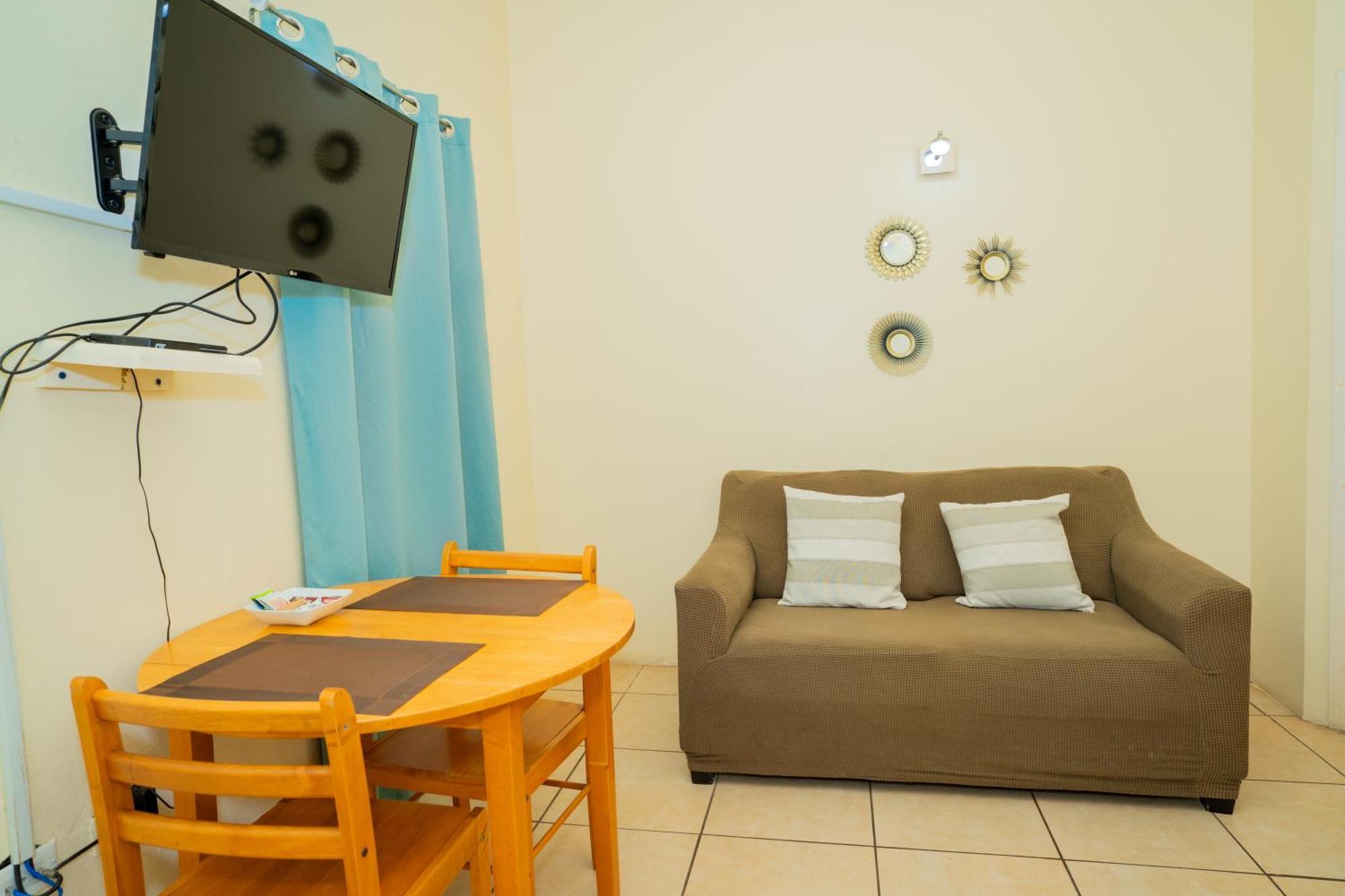 Connie'S Comfort Suites St. John's Екстер'єр фото