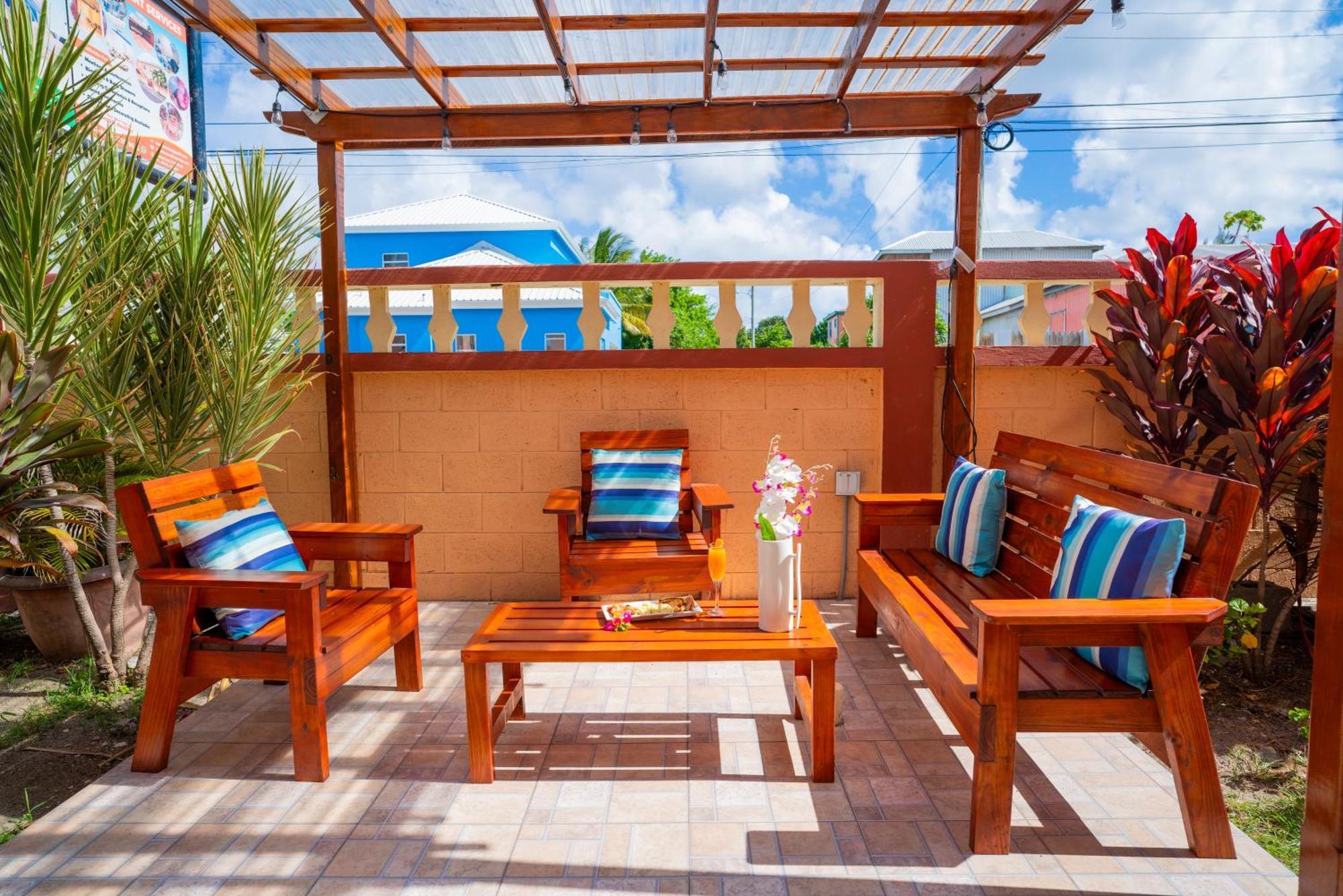 Connie'S Comfort Suites St. John's Екстер'єр фото