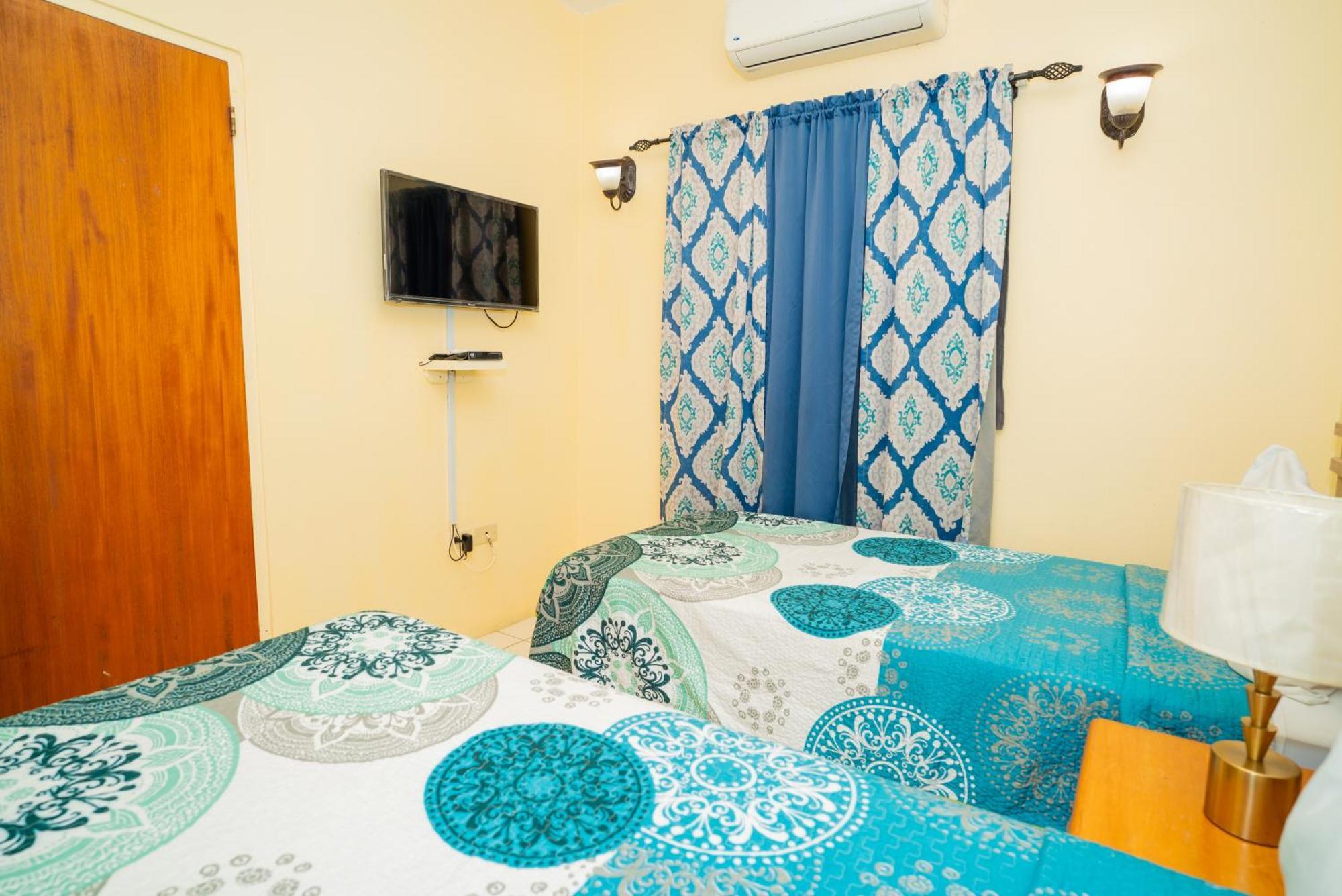 Connie'S Comfort Suites St. John's Екстер'єр фото