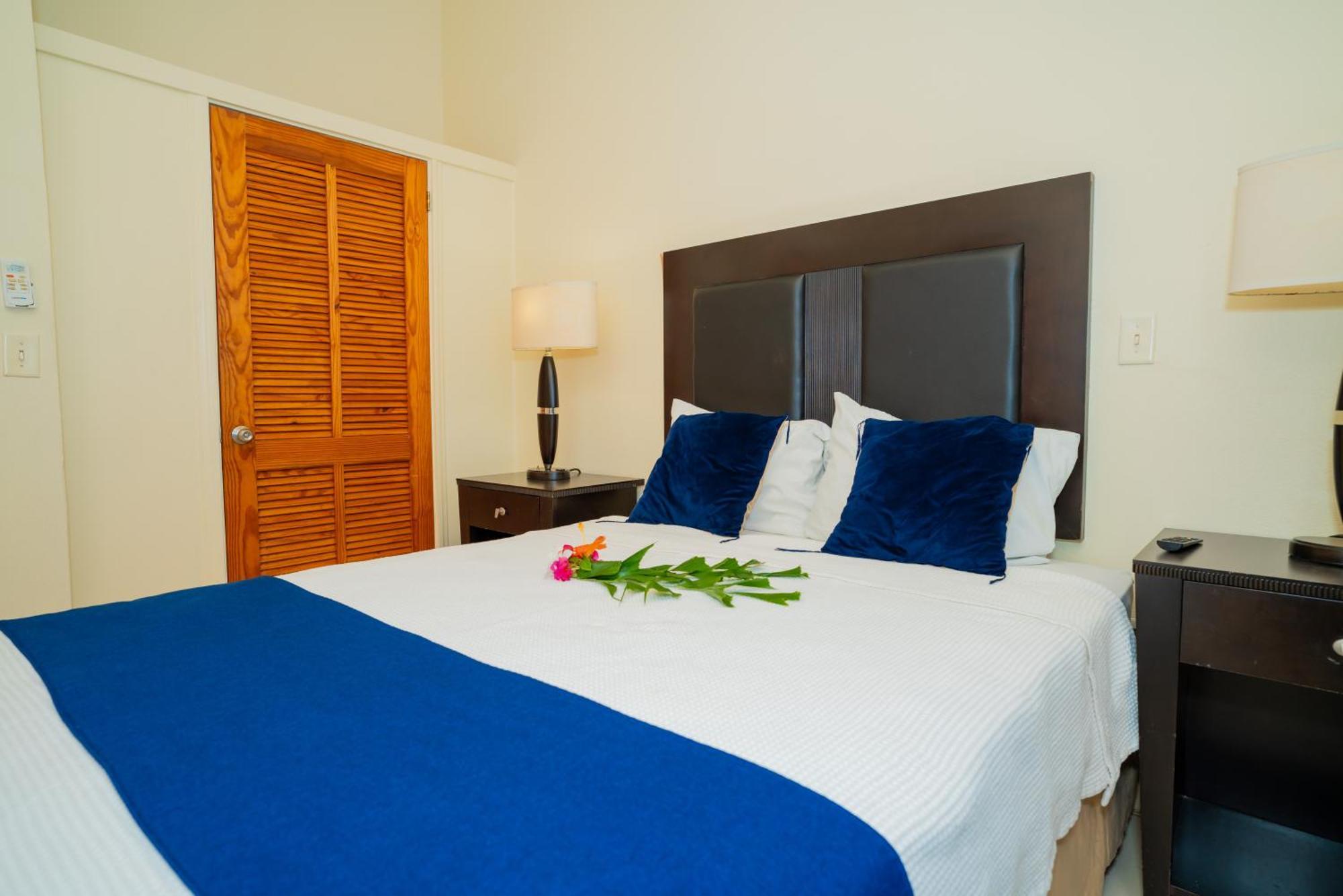 Connie'S Comfort Suites St. John's Екстер'єр фото
