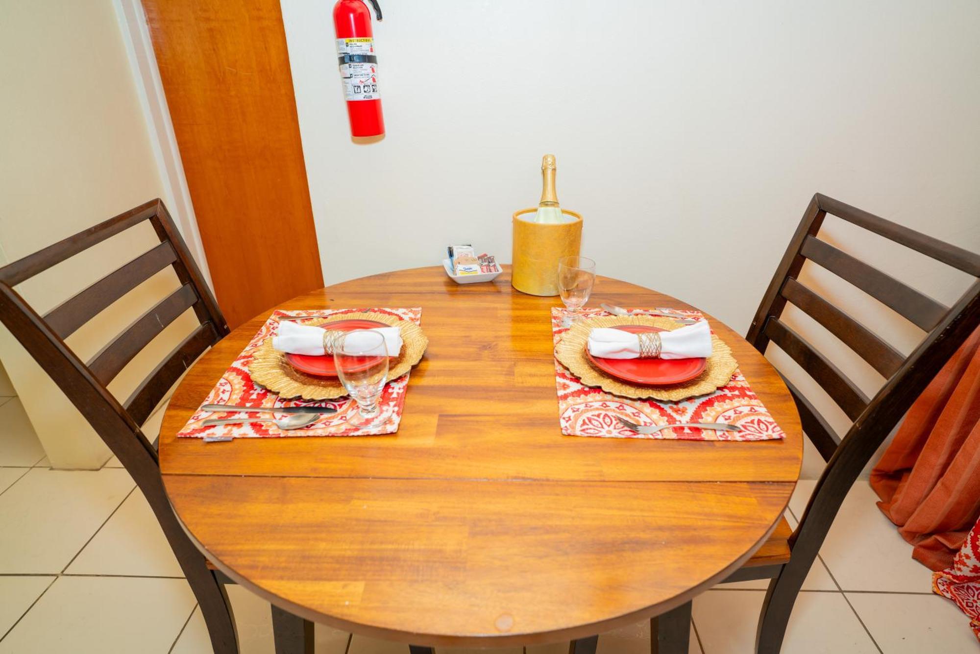 Connie'S Comfort Suites St. John's Екстер'єр фото
