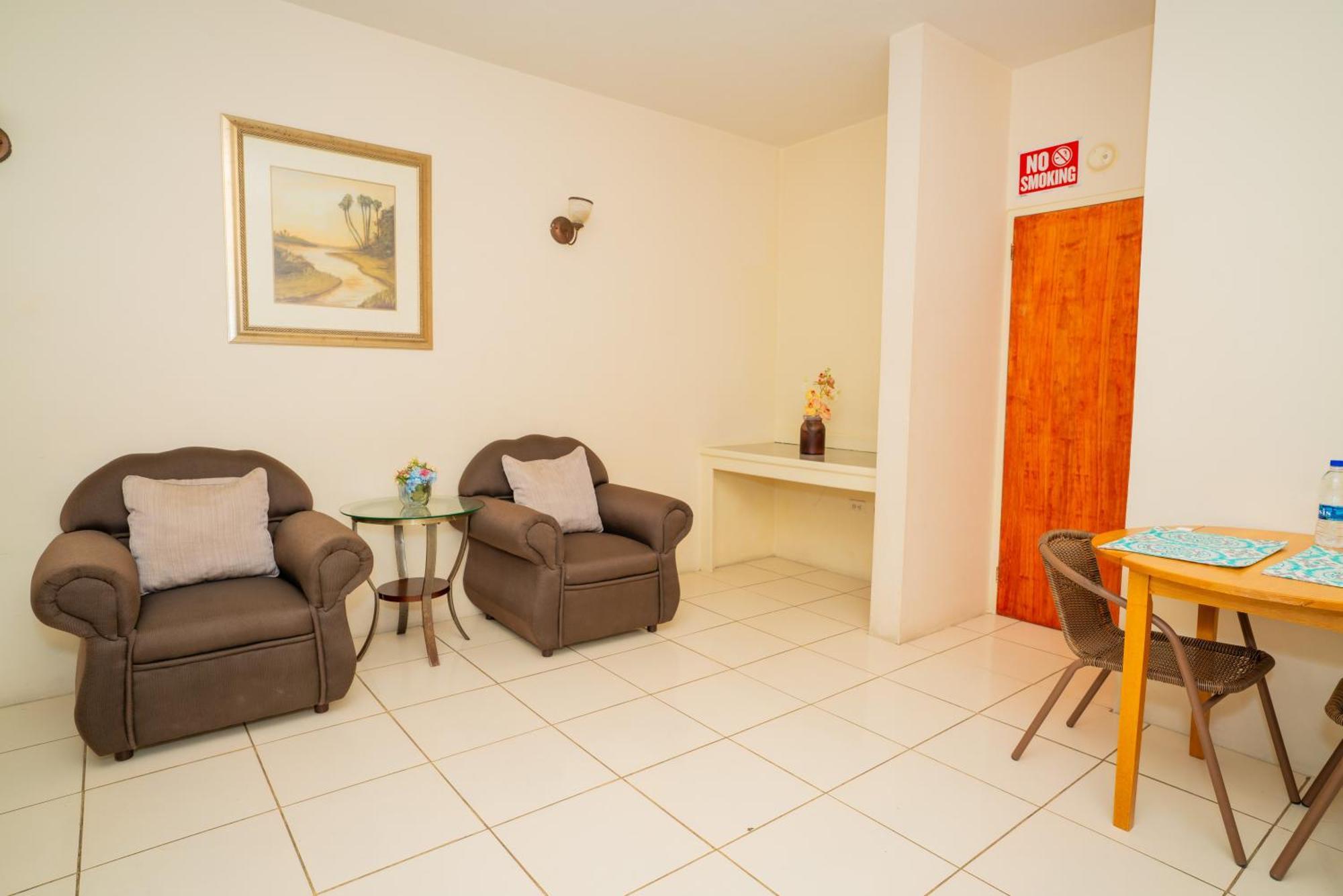 Connie'S Comfort Suites St. John's Екстер'єр фото